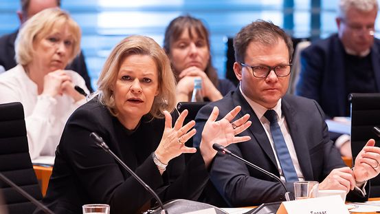 Bundesinnenministerin Nancy Faeser und Staatsminister Schneider bei dem Treffen mit ostdeutschen Bürgermeistern