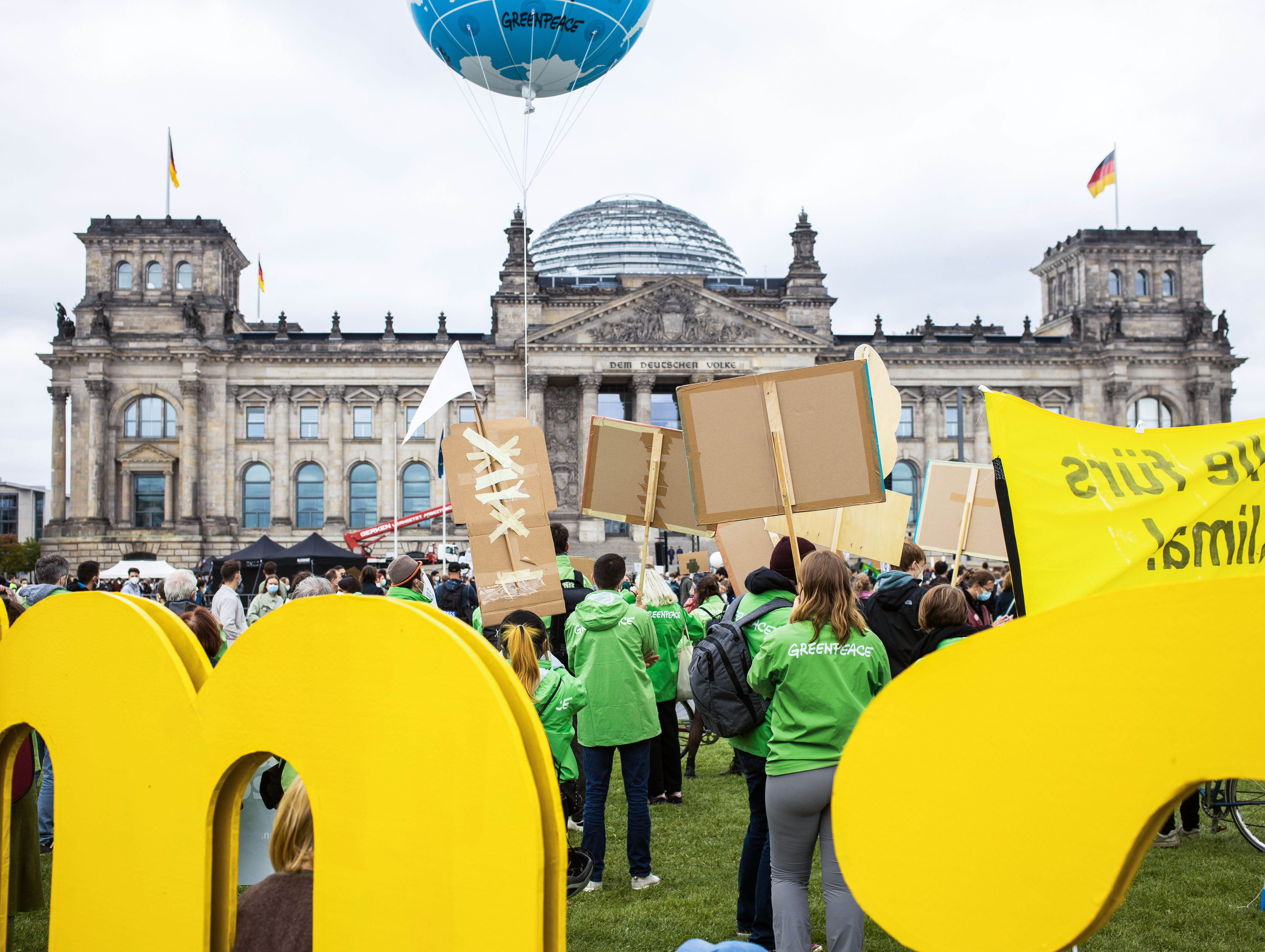 Demonstranten vor dem Reichstag in Berlin