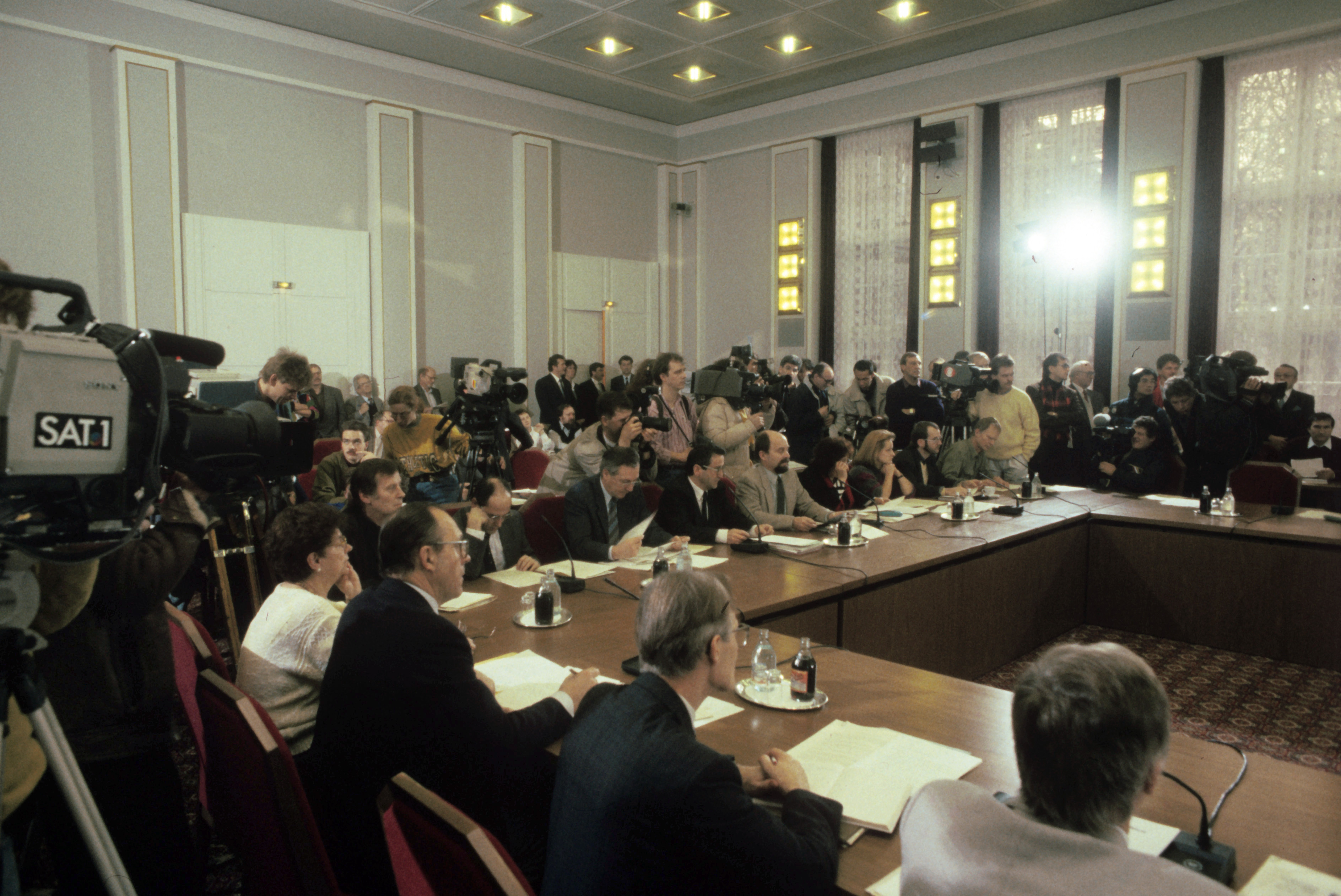 Wie hießen die Treffen von SED-Regierung und Oppositionsvertretern zwischen Dezember 1989 und März 1990?