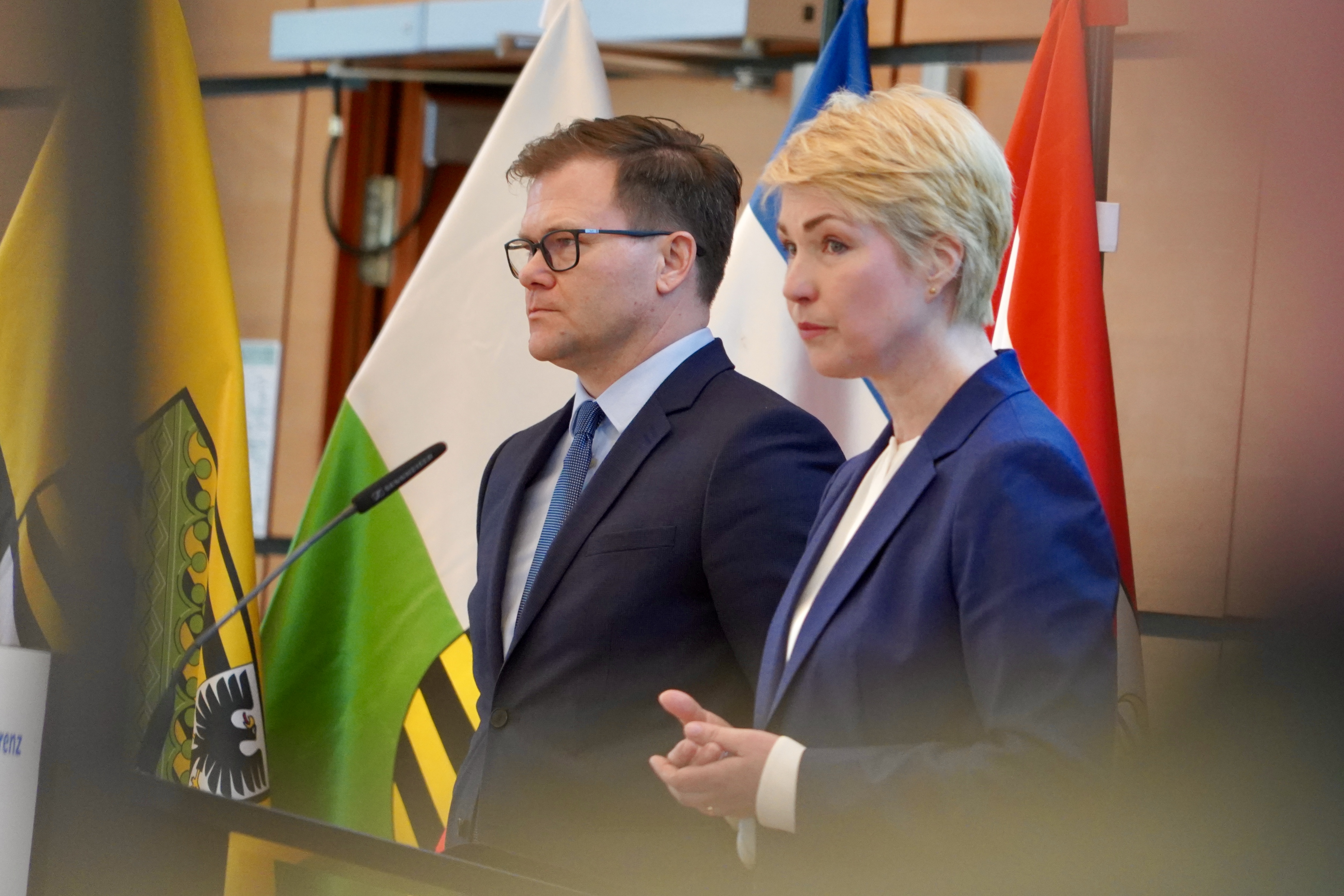 Mecklenburg-Vorpommerns Ministerpräsidentin Manuela Schwesig mit Staatsminister Carsten Schneider bei der Fachkräftekonferenz Ost