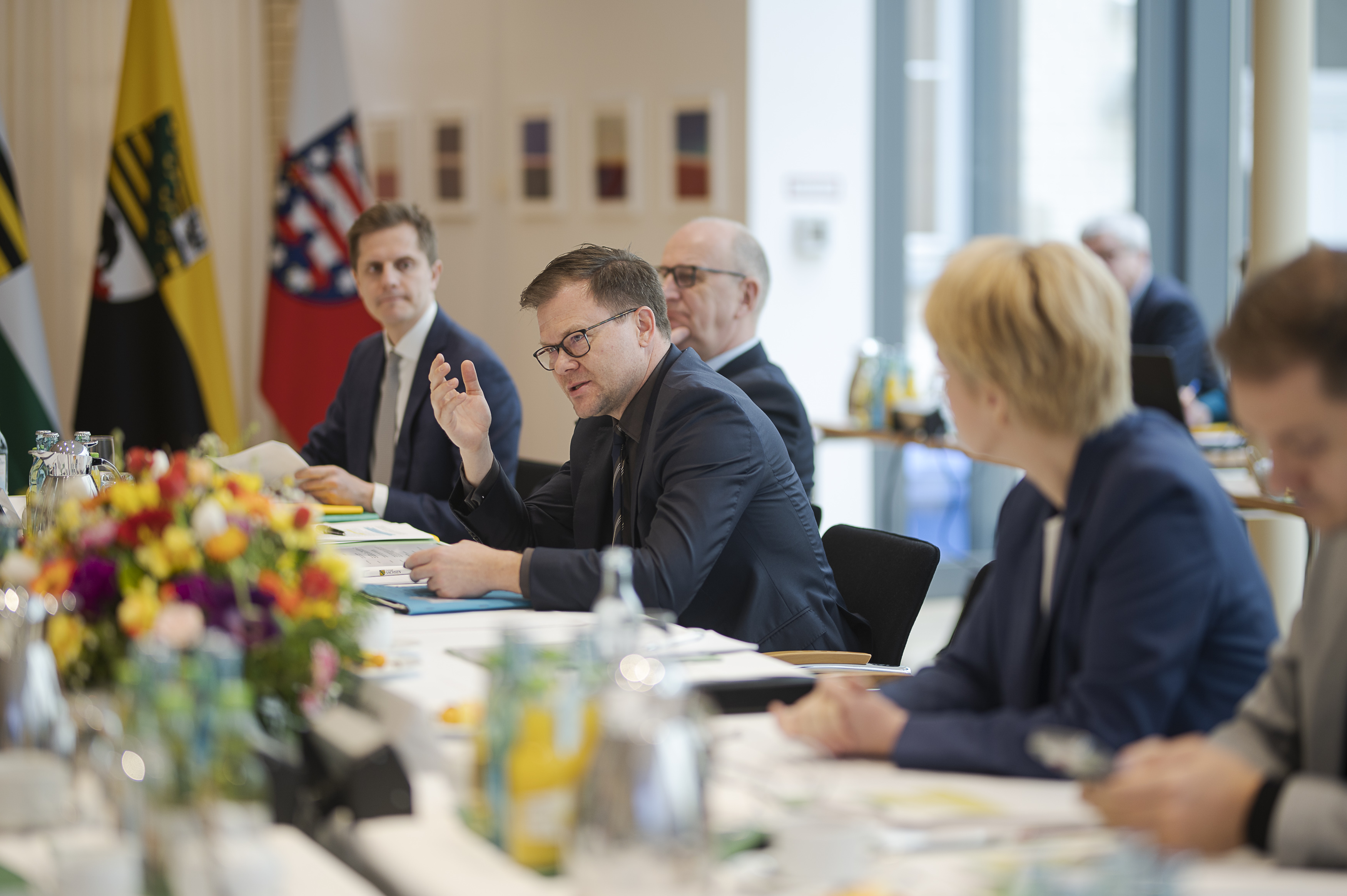 Staatsminister Carsten Schneider bei der Sondersitzung der MPK-Ost