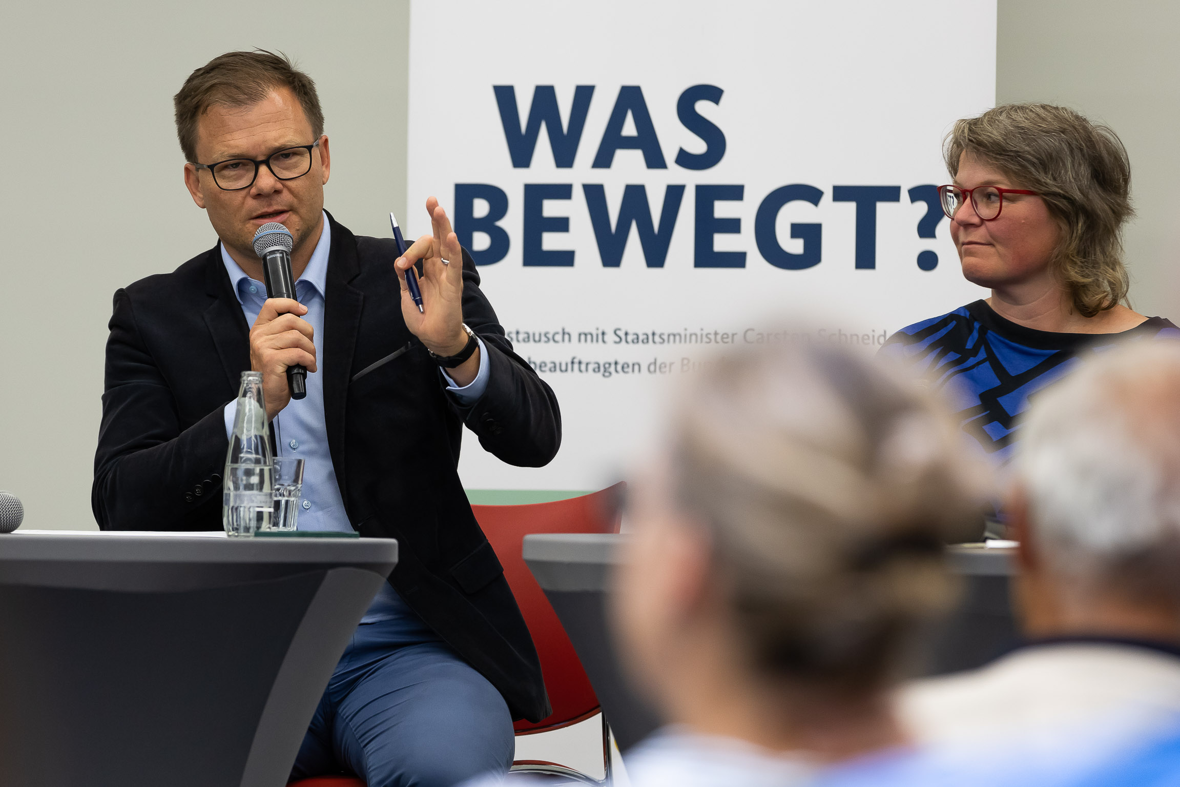 Staatsminister Carsten Schneider antwortet auf Fragen aus dem Publikum während seiner Dialogreihe
