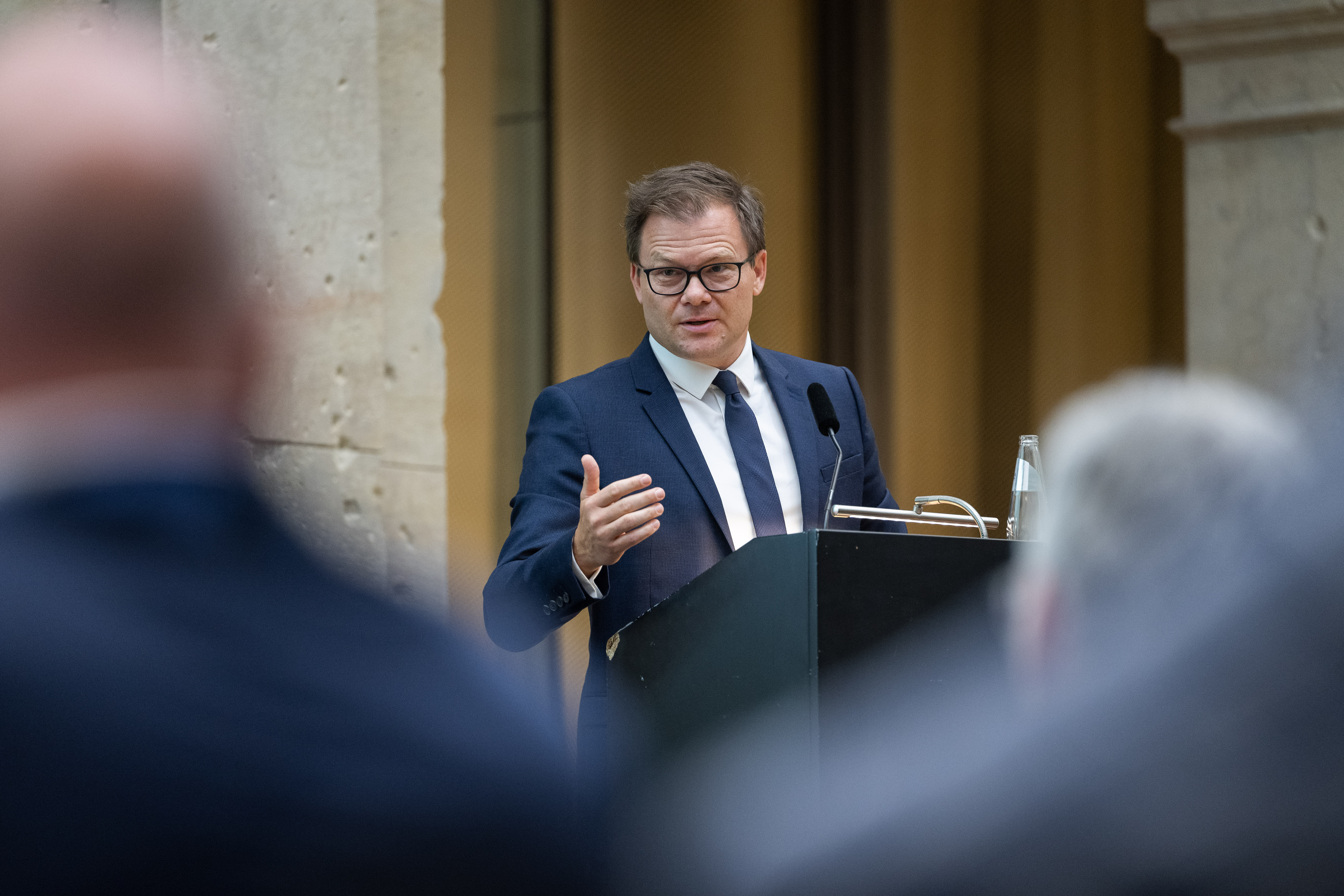 Staatsminister Carsten Schneider spricht am Rednerpult