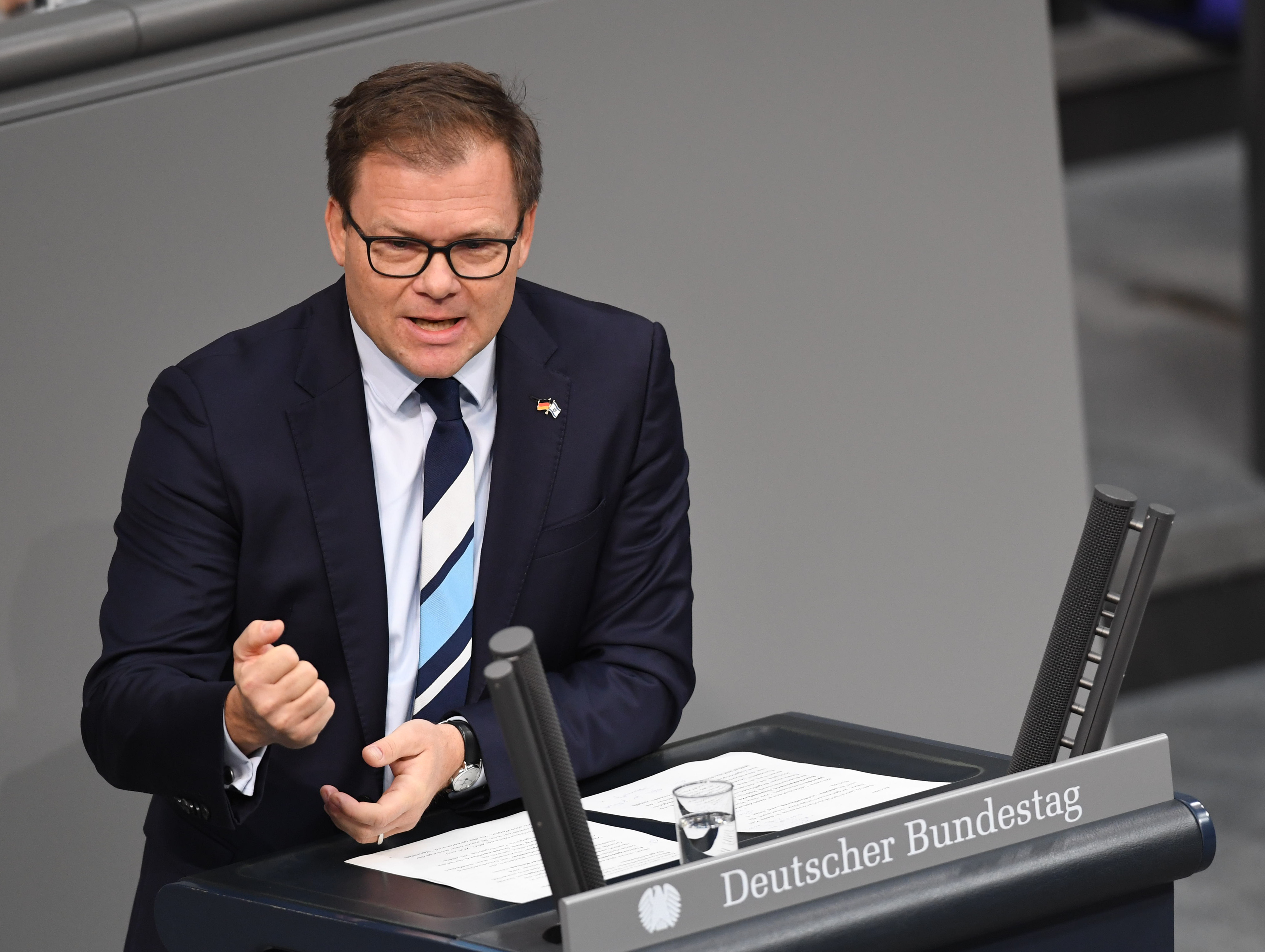 Staatsminister Schneider am Pult während seiner Rede im Bundestag