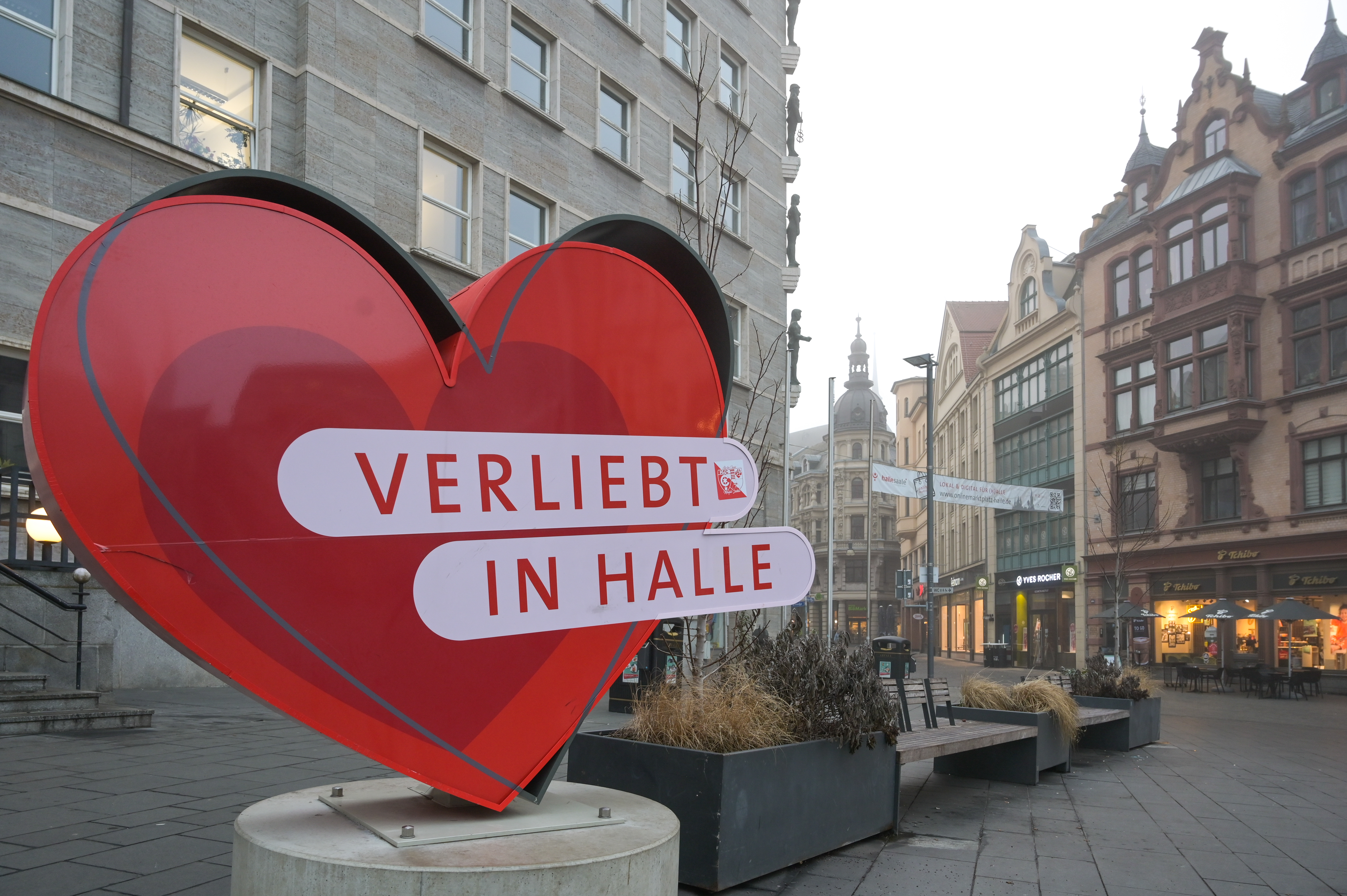 Ein Herz mit dem Titel "Verliebt in Halle" steht in der Innenstadt