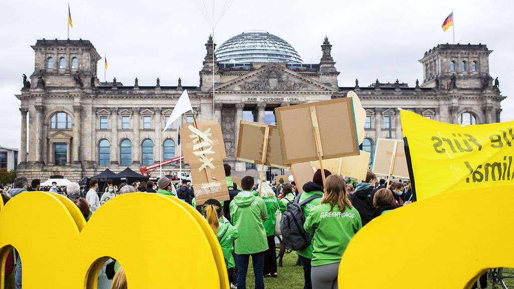 Demonstranten vor dem Reichstag in Berlin