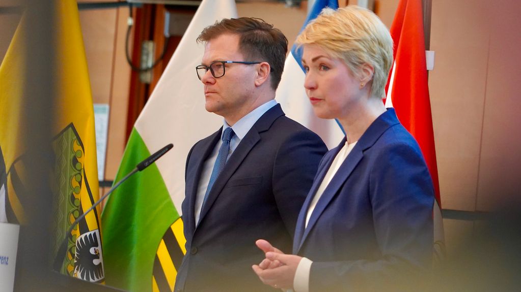 Mecklenburg-Vorpommerns Ministerpräsidentin Manuela Schwesig mit Staatsminister Carsten Schneider bei der Fachkräftekonferenz Ost