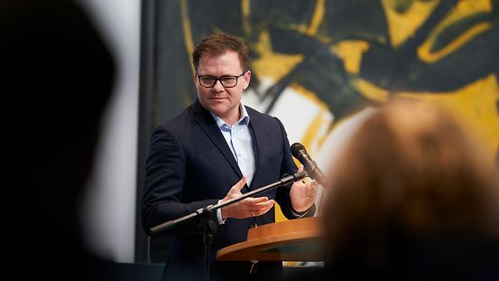 Ostbeauftragter Carsten Schneider bei einer Rede