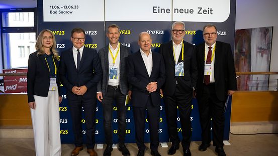 Bundeskanzler Olaf Scholz und Staatsminister Carsten Schneider bei der Eröffnung des Ostdeutschen Wirtschaftsforums 