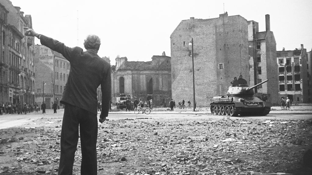 Foto bei der Demonstration am 17. Juni 1953, russische Panzer fahren durch die Innenstadt
