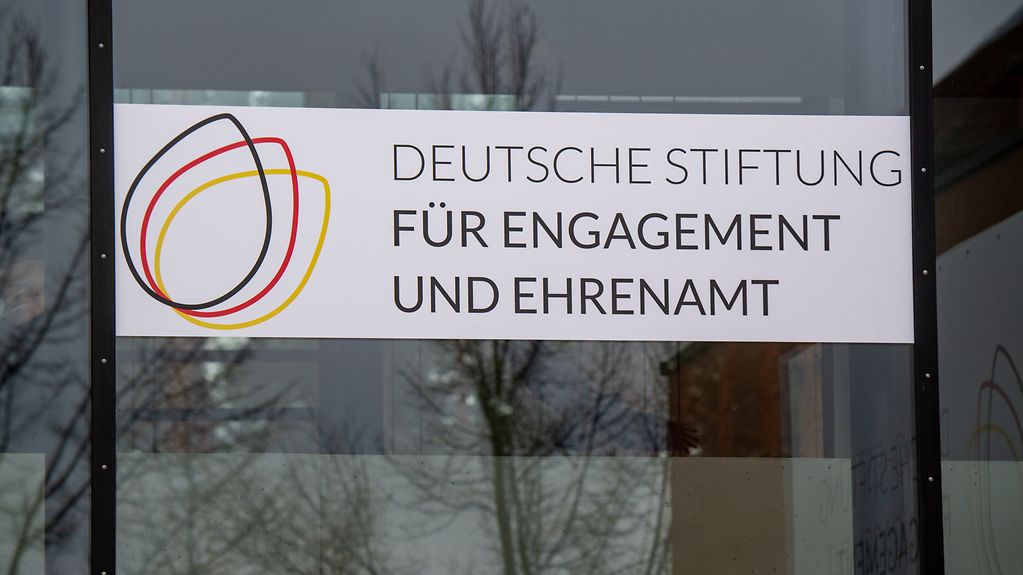 Im März 2020 wurde die Deutsche Stiftung für Engagement und Ehrenamt errichtet, die insbesondere engagierte Menschen in ländlichen und strukturschwachen Regionen unterstützt. Wo hat die Bundesstiftung ihren Sitz?