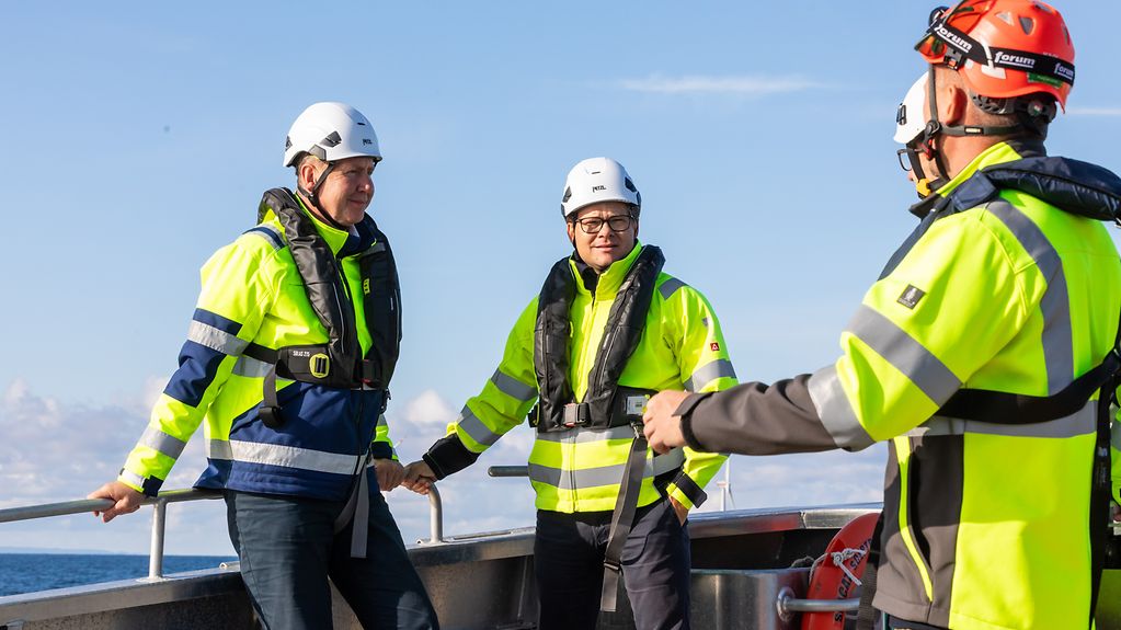 Staatsminister Carsten Schneider während einer Schiffsfahrt an Deck