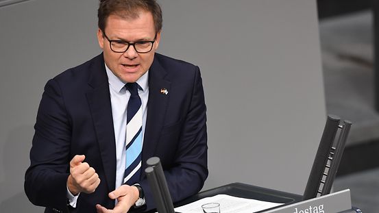 Staatsminister Schneider am Pult während seiner Rede im Bundestag