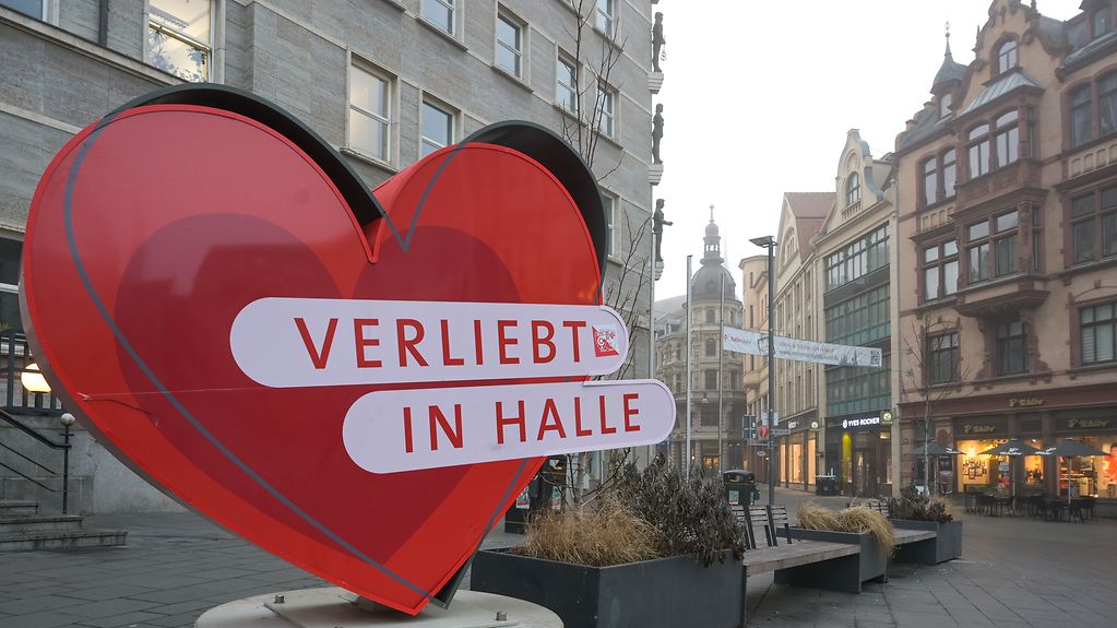 Ein Herz mit dem Titel "Verliebt in Halle" steht in der Innenstadt