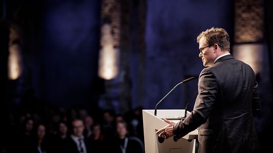 Staatsminister Carsten Schneider während einer Rede