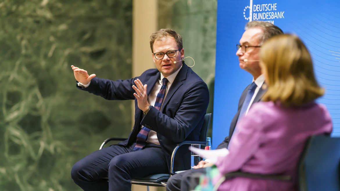 Staatsminister Carsten Schneider während der Dialogveranstaltung gemeinsam im Bild mit Bundesbank-Präsident Nagel